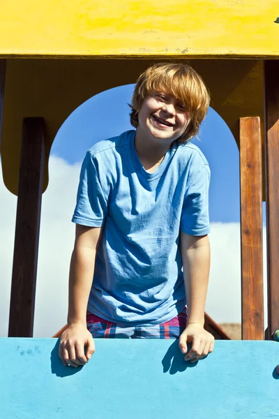 Портрет счастливого подростка на детской площадке — стоковое фото