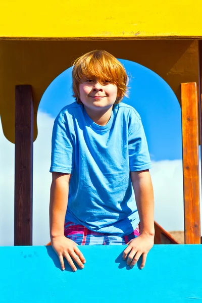 Portret szczęśliwy nastolatek na plac zabaw — Zdjęcie stockowe