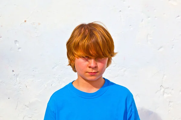 Porträtt av söt ung pojke — Stockfoto