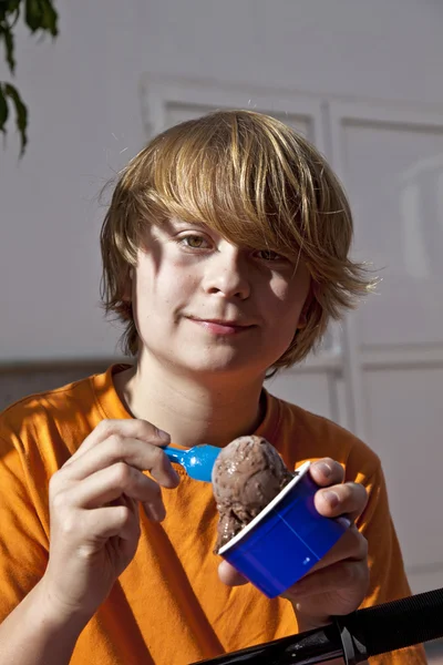 Chlapec se těší zmrzlina — Stock fotografie