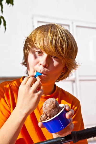 男孩喜欢吃冰激凌 — 图库照片