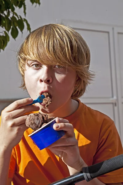 Rapaz gosta de gelado — Fotografia de Stock