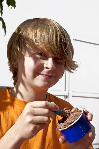 Jongen geniet icecream — Stockfoto