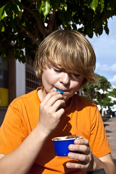 少年は、アイスクリームを楽しむ — ストック写真