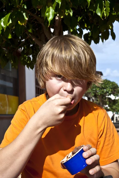 Pojken har icecream — Stockfoto