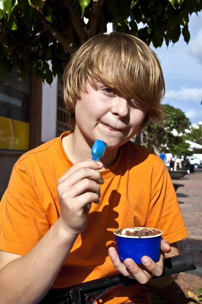 Αγόρι απολαμβάνει παγωτό — Φωτογραφία Αρχείου