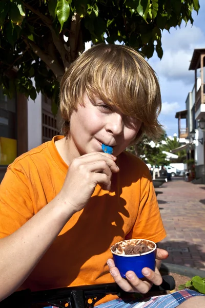 Pojken har icecream — Stockfoto