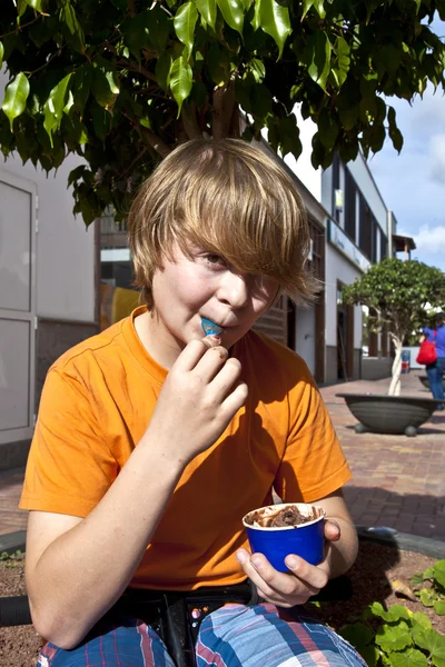 少年は、アイスクリームを楽しむ — ストック写真