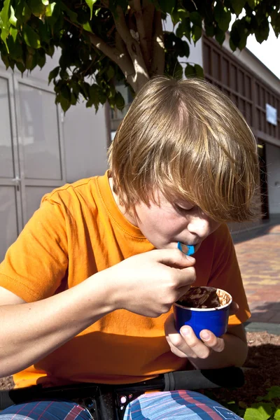 Мальчику нравится мороженое. — стоковое фото