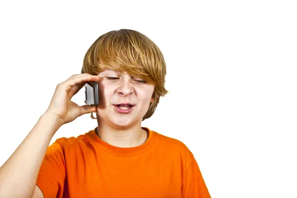 Junge nutzt das Handy — Stockfoto