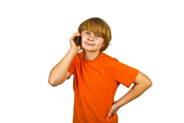 Мальчик пользуется мобильным телефоном — стоковое фото