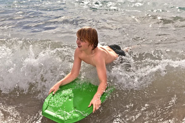 Хлопчик розважається на пляжі — стокове фото