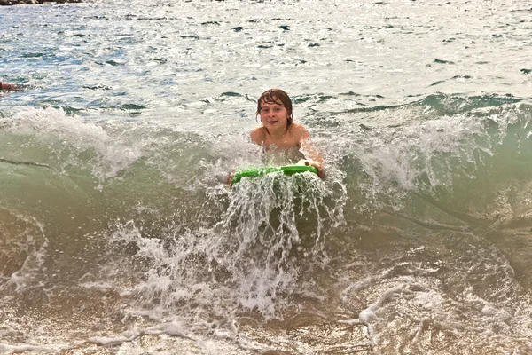 Garçon s'amuse à la plage — Photo
