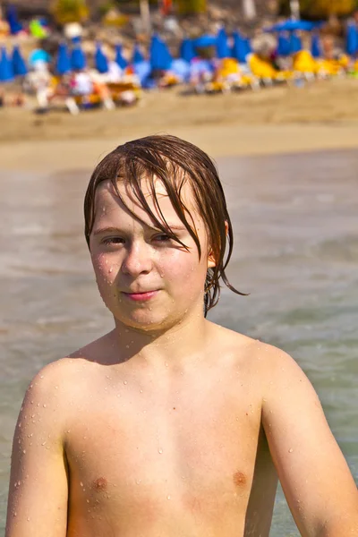 Bonito jovem adolescente feliz na praia — Fotografia de Stock