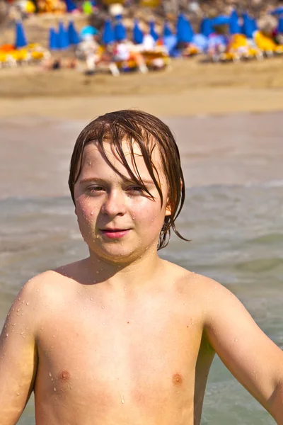 Söt ung lycklig tonåring på stranden — Stockfoto