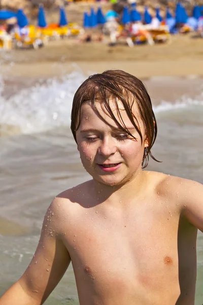 Χαριτωμένος έφηβος χαρούμενος στην παραλία — Φωτογραφία Αρχείου