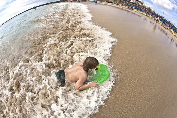 Chico se divierte en la playa — Foto de Stock