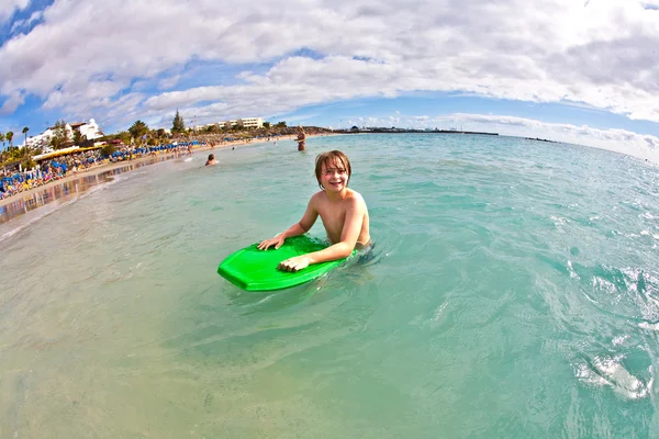 少年はビーチで楽しさを持ってください。 — ストック写真