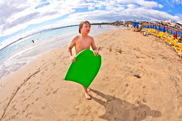 Αγόρι έχει διασκέδαση στην παραλία — Φωτογραφία Αρχείου