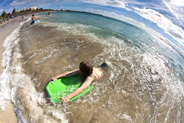 Boy has fun at the beach — Stock Photo, Image