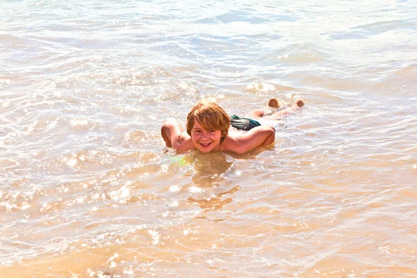 Jongen heeft plezier met de surfplank — Stockfoto