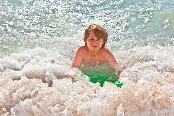 Chlapec má zábavu s Surf — Stock fotografie