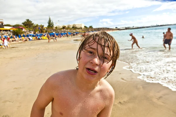 男孩有冲浪的乐趣 — 图库照片