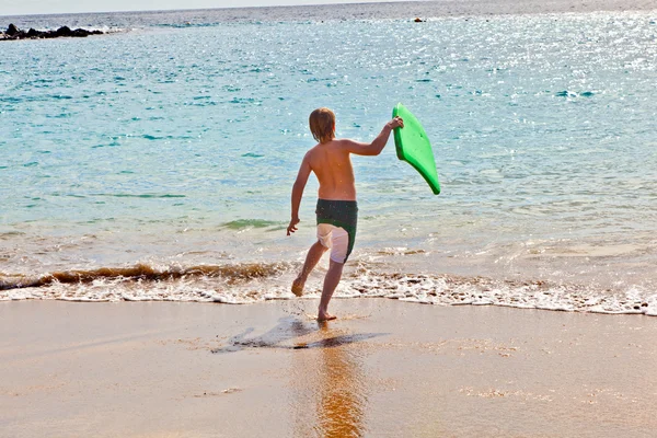 男孩有好玩的海滩 — 图库照片