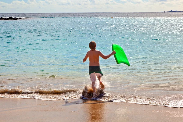 Pojken har kul på stranden — Stockfoto