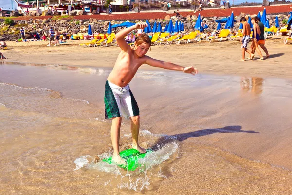 Chlapec má zábavu na pláži — Stock fotografie