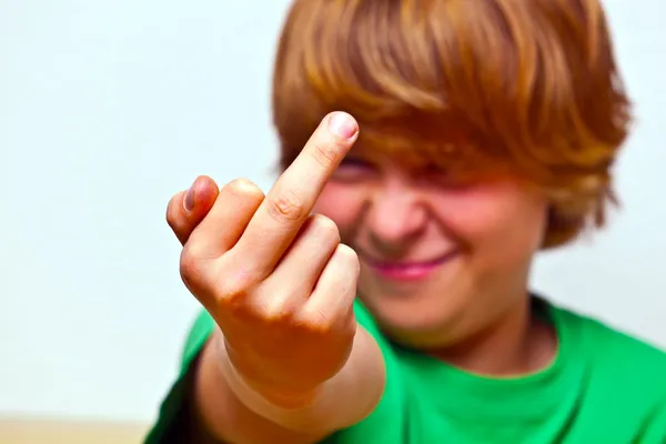 Pojke visar fingret — Stockfoto