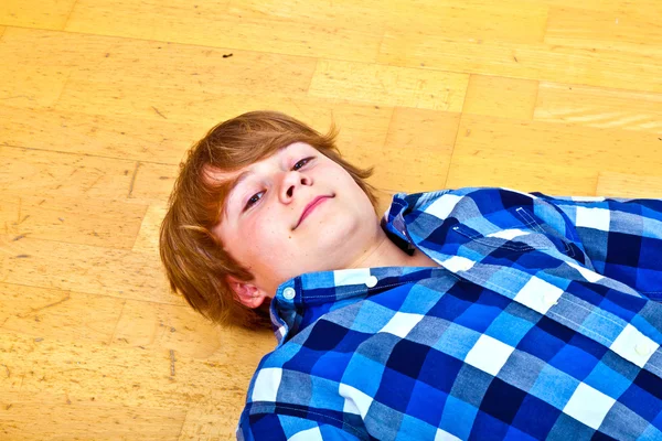 Rapaz deitado no chão — Fotografia de Stock