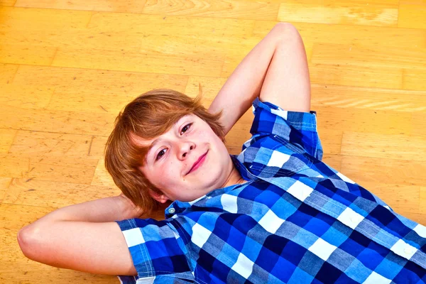 Хлопчик лежить на підлозі — стокове фото