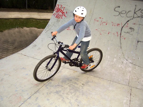 Child with bike in the half pipe — Stock Photo, Image