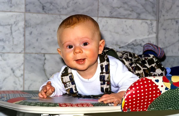 Sonriente bebé en el baño —  Fotos de Stock