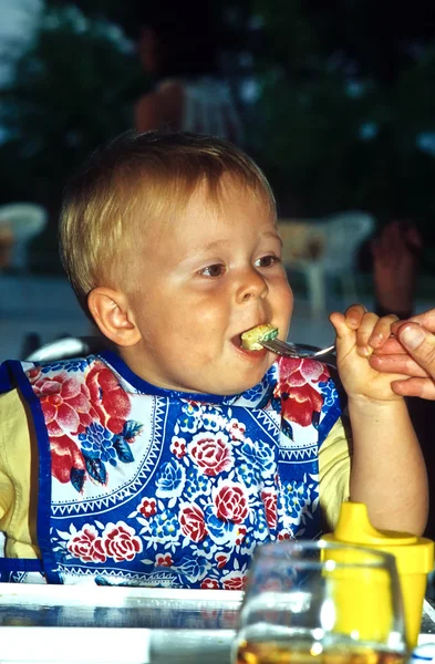 Ung pojke som äter — Stockfoto