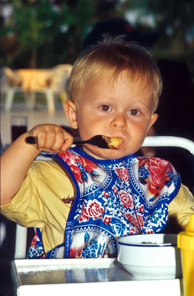 Junge isst — Stockfoto