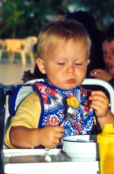 Jonge jongen eten — Stockfoto