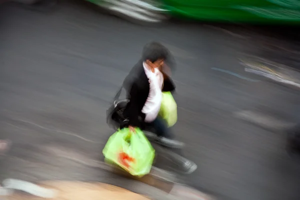 Мбаппе в движении на тротуаре — стоковое фото