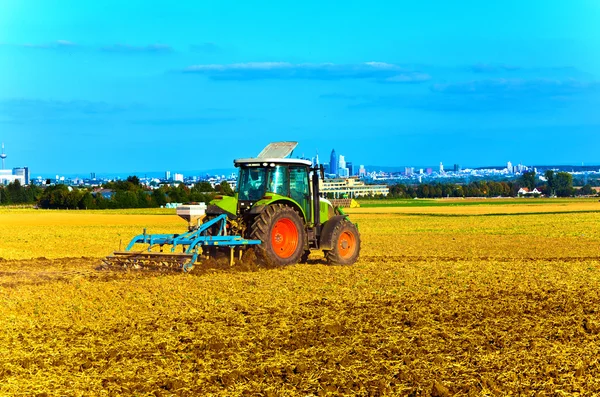 Kleinbäuerliche Landwirtschaft mit Traktor — Stockfoto