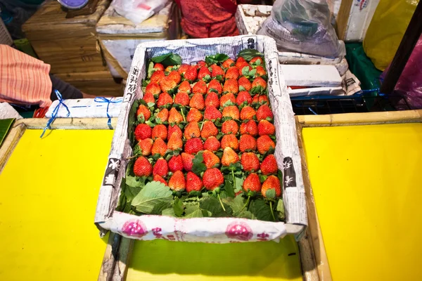 Färska jordgubbar på nattmarknaden i bangkok — Stockfoto