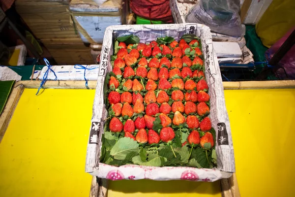 Fraises fraîches au marché de nuit à Bangkok — Photo