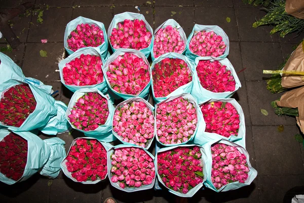 提供在花卉市场的玫瑰 — 图库照片