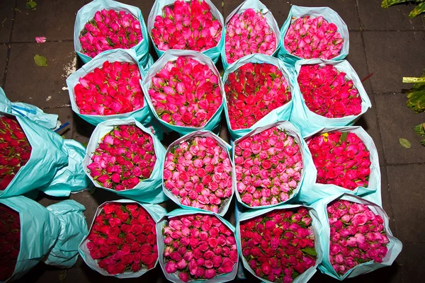 提供在花卉市场的玫瑰 — 图库照片