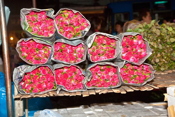 Rose offerte al mercato dei fiori — Foto Stock