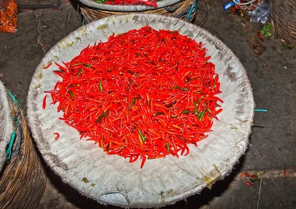 新鲜红辣椒被提供在轰隆的花卉市场在唐人街 — 图库照片