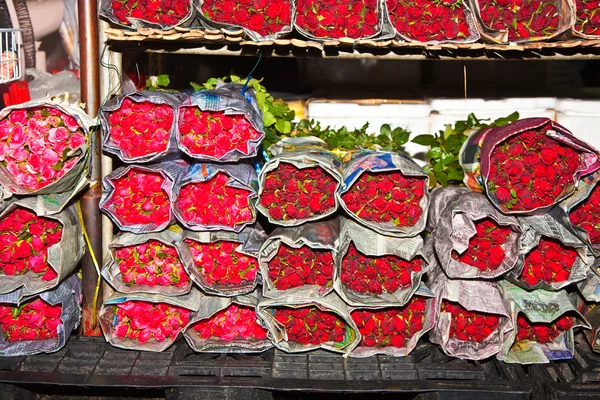 Hermosas rosas en el mercado central de flores —  Fotos de Stock