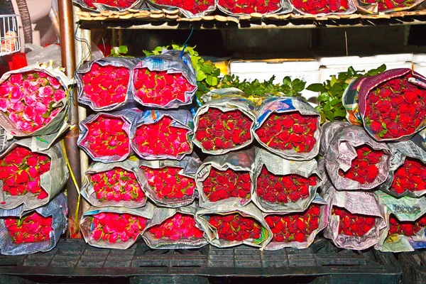 Lindas rosas no mercado central de flores — Fotografia de Stock