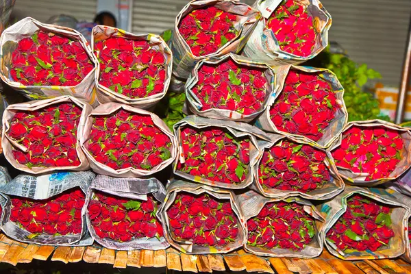 Schöne Rosen auf dem zentralen Blumenmarkt — Stockfoto