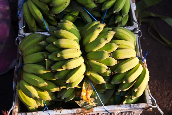 Frische bananen auf dem morgendlichen markt in bangkok — Stockfoto